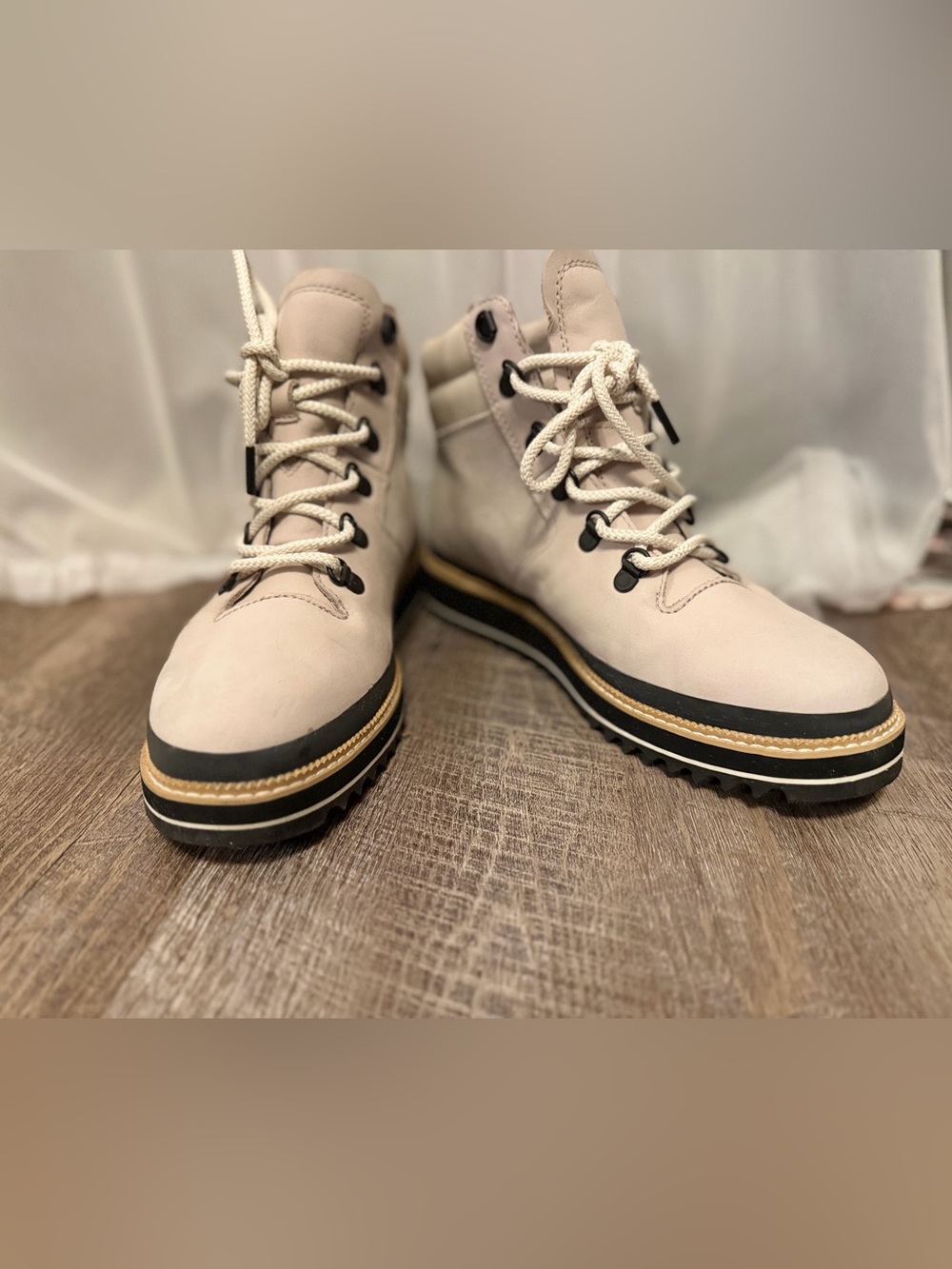 TOMS Mojave Water-Resistant Winter Hiker Boots Beige EUC Size 9